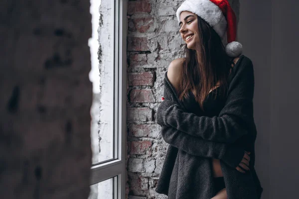 Χριστούγεννα Πρωτοχρονιά Όμορφο Κορίτσι Εσώρουχα Πουλόβερ Και Χριστουγεννιάτικο Καπέλο Εσωτερικούς — Φωτογραφία Αρχείου