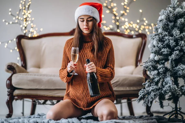 Natal Ano Novo Menina Bonita Suéter Chapéu Natal Com Champanhe — Fotografia de Stock