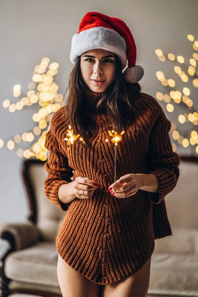 Weihnachten Neujahr Hübsches Mädchen Pullover Und Weihnachtsmütze Mit Bengalos Feuerwerk — Stockfoto