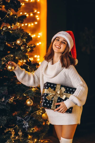 Weihnachten Neujahr Hübsche Frau Warmem Pullover Socken Und Weihnachtsmütze Schmückt — Stockfoto