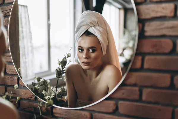Üzerinde Havlu Olan Güzel Esmer Kadın Banyodan Çıktıktan Sonra Aynanın — Stok fotoğraf