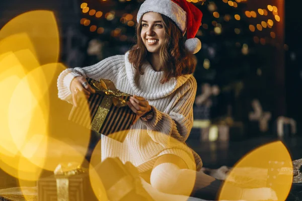 Natal Ano Novo Mulher Bonita Camisola Quente Meias Chapéu Natal — Fotografia de Stock