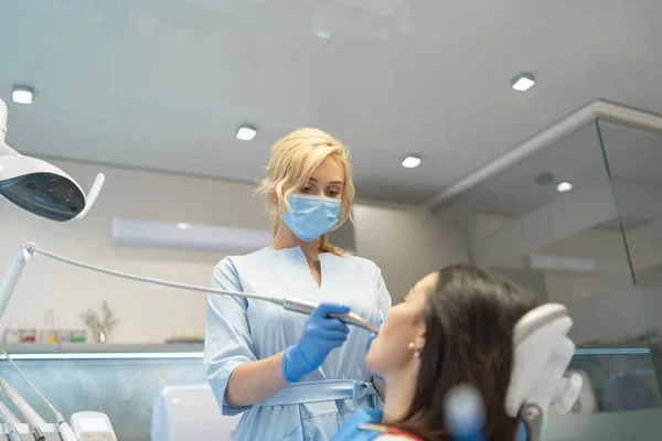 Zahnärztin Zahnklinik Bietet Untersuchung Und Behandlung Der Mundhöhle Für Patientinnen — Stockfoto