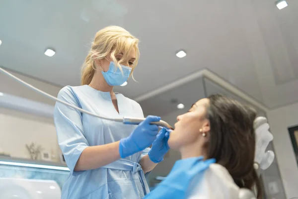 Dentystka Klinice Stomatologicznej Prowadząca Badania Leczenie Jamy Ustnej Pacjentek — Zdjęcie stockowe