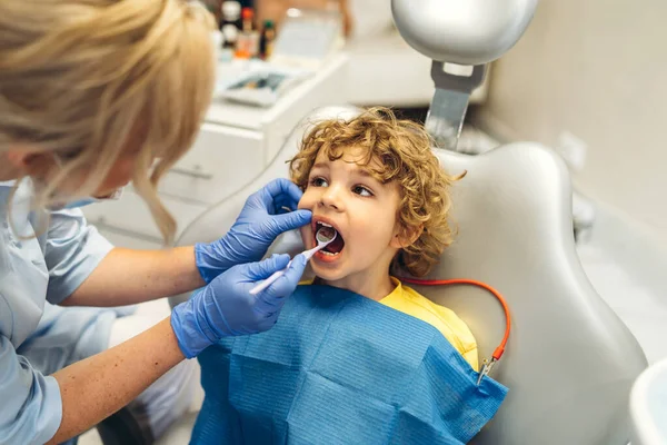 Diş Hekiminde Dişçiye Gidip Dişlerini Kontrol Ettiren Sevimli Genç Bir — Stok fotoğraf