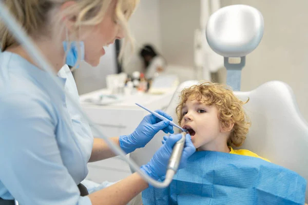 Söt Ung Pojke Besöker Tandläkare Med Sina Tänder Kontrolleras Kvinnlig — Stockfoto