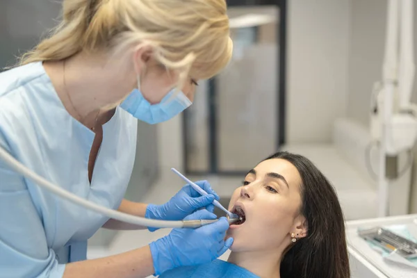 Kadın Dişçi Kliniğinde Kadın Hasta Için Ağız Boşluğu Muayenesi Tedavisi — Stok fotoğraf