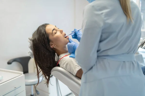 Θηλυκός Οδοντίατρος Οδοντιατρική Κλινική Που Παρέχει Εξέταση Και Θεραπεία Της — Φωτογραφία Αρχείου