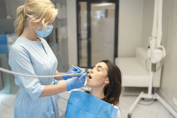 Kadın Dişçi Kliniğinde Kadın Hasta Için Ağız Boşluğu Muayenesi Tedavisi — Stok fotoğraf