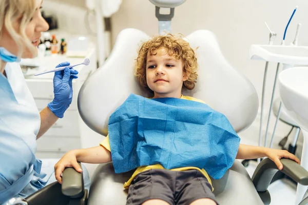 Söt Ung Pojke Besöker Tandläkare Med Sina Tänder Kontrolleras Kvinnlig — Stockfoto