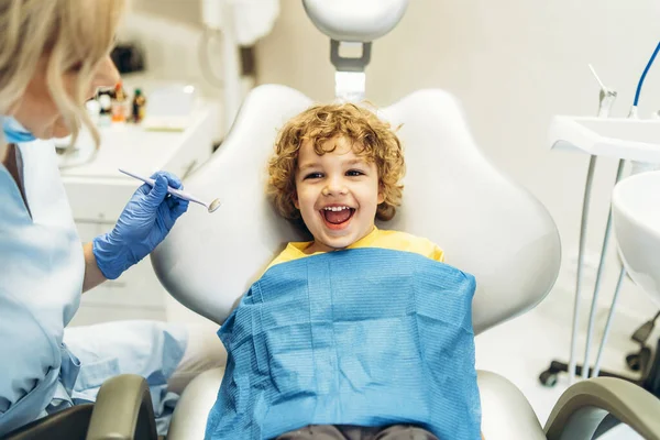 Diş Hekiminde Dişçiye Gidip Dişlerini Kontrol Ettiren Sevimli Genç Bir — Stok fotoğraf