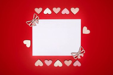 Parlak düz kompozisyonda kalpler ve yer senin için metin.