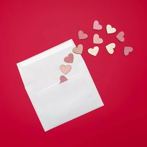 Colocação Plana Criativa Envelope Papel Com Corações Redor Fundo Vermelho — Fotografia de Stock
