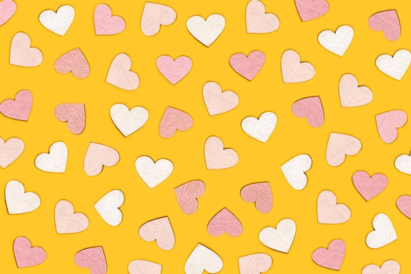 Kreative Flache Lage Herzförmiger Objekte Auf Leuchtend Gelbem Hintergrund Liebeskonzept — Stockfoto
