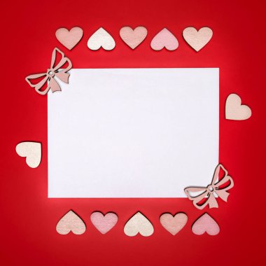 Parlak düz kompozisyonda kalpler ve yer senin için metin.