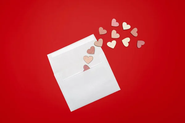 Colocação Plana Criativa Envelope Papel Com Corações Redor Fundo Vermelho — Fotografia de Stock