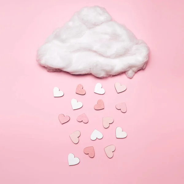 创意扁平的心形物体从云彩上掉下来 贴在苍白的背景上 爱情的概念 — 图库照片
