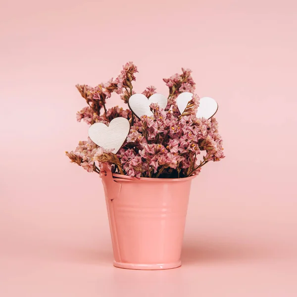 Cesta Metal Rosa Com Flores Naturais Corações Madeira Sobre Fundo — Fotografia de Stock