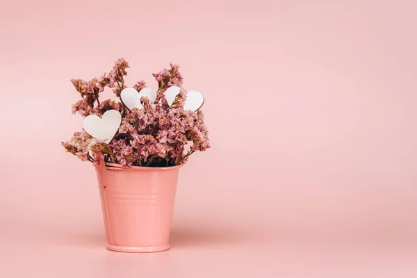 Cesta Metal Rosa Com Flores Naturais Corações Madeira Sobre Fundo — Fotografia de Stock