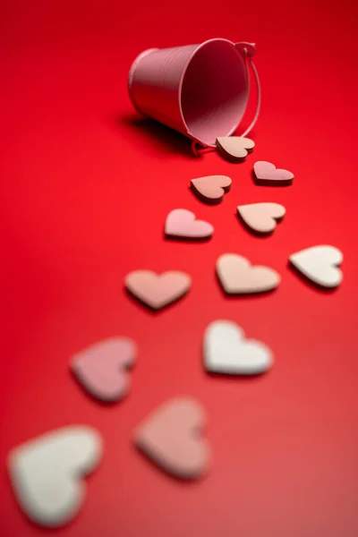 Creativa Disposición Plana Objetos Forma Corazón Sobre Fondo Rojo Brillante — Foto de Stock