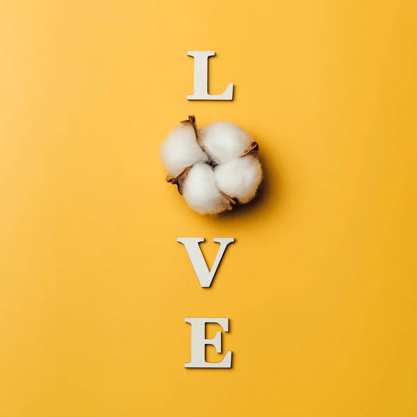 Creative Flat Lay Word Love Yellow Background Baumwolle — Stock Photo, Image