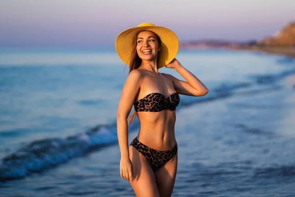 아름다운 여자가 해변에서 — 스톡 사진