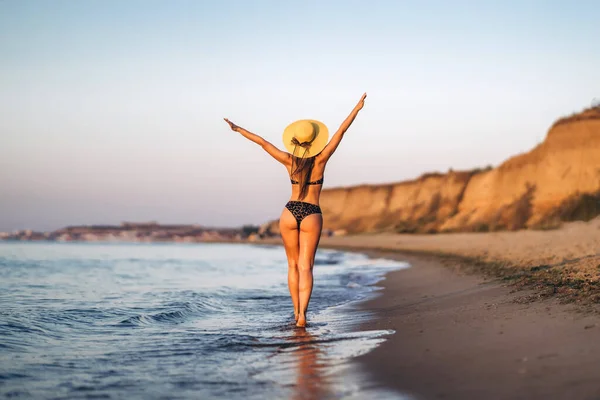 Hezká Brunetka Žena Relaxující Pláži Moře — Stock fotografie