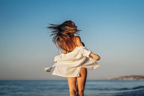 Mooie Brunette Vrouw Ontspannen Het Strand Aan Zee — Stockfoto