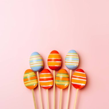 Renkli arka planda paskalya yumurtalarının yaratıcı düz fotoğrafı