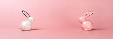 Renkli arkaplanda Paskalya tavşanının yaratıcı fotoğrafı