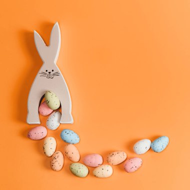 Renkli arka planda paskalya yumurtalarının yaratıcı düz fotoğrafı