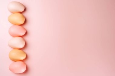 Renkli arka planda paskalya yumurtalarının yaratıcı düz fotoğrafı