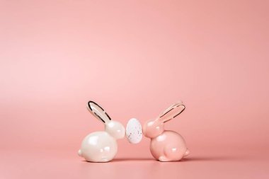 Renkli arka planda paskalya yumurtalarının yaratıcı fotoğrafı