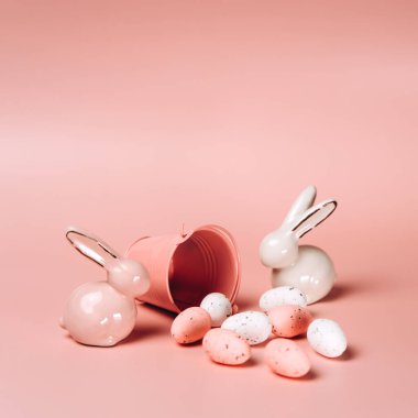 Renkli arka planda paskalya yumurtalarının yaratıcı fotoğrafı