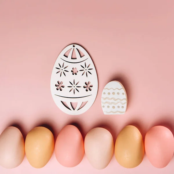 Creativo Plano Poner Foto Huevos Pascua Sobre Fondo Colorido — Foto de Stock
