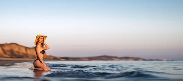 Schöne Brünette Frau Entspannt Sich Strand Meer — Stockfoto