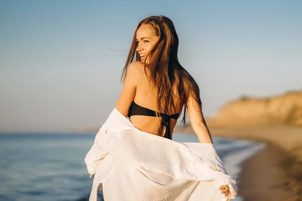 Schöne Brünette Frau Entspannt Sich Strand Meer — Stockfoto