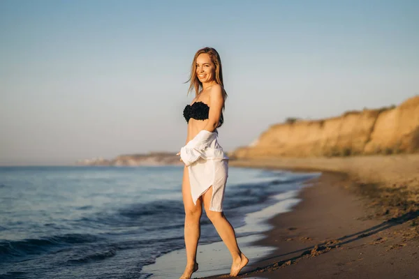 Mooie Brunette Vrouw Ontspannen Het Strand Aan Zee — Stockfoto