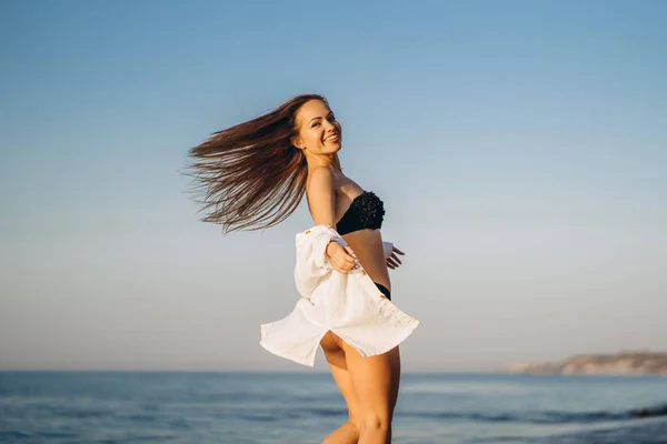 Mooie Brunette Vrouw Ontspannen Het Strand Aan Zee — Stockfoto