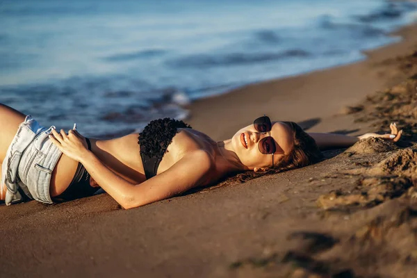 Bella Donna Bruna Che Rilassa Sulla Spiaggia Mare — Foto Stock