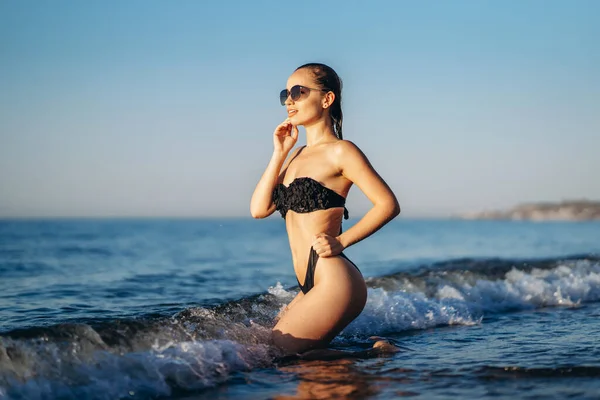 Гарненька Брюнетка Жінка Розслабляється Пляжі Морі — стокове фото