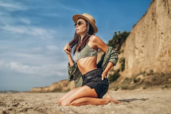 Brunette Meisje Hoed Ontspannen Het Strand Met Rotsen Achtergrond — Stockfoto