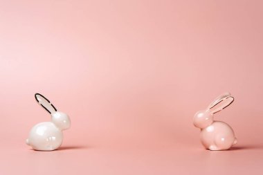 Renkli arkaplanda Paskalya tavşanının yaratıcı fotoğrafı