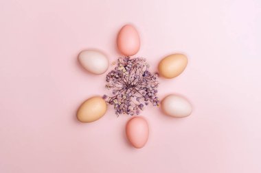 Renkli arka planda paskalya yumurtalarının yaratıcı düz fotoğrafı