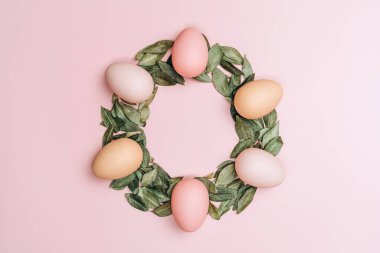 Renkli arka planda paskalya yumurtalarının yaratıcı düz fotoğrafı