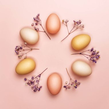 Renkli arka planda paskalya yumurtalarının yaratıcı düz fotoğrafı
