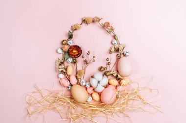 Renkli arka planda paskalya yumurtalarının yaratıcı düz fotoğrafı