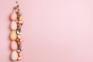 Renkli arka planda paskalya yumurtalarının yaratıcı düz fotoğrafı