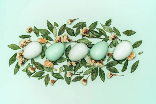 Renkli Arka Planda Paskalya Yumurtalarının Yaratıcı Düz Fotoğrafı — Stok fotoğraf