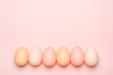 Renkli arka planda paskalya yumurtalarının yaratıcı düz fotoğrafı